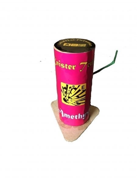 Pinker Zylinder mit Aufschrift Mister 7 Amethyst auf einem Holzständer mit grüner Zündschnur