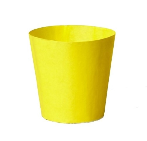 Gelber kegelförmiger Becher auf weißem Hintergrund