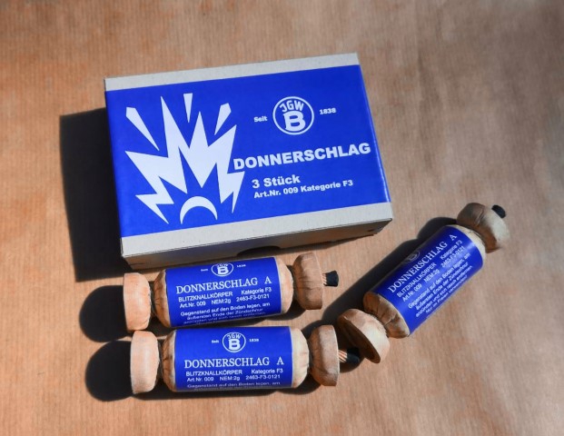 Donnerschlag KAT F3 Kanonenschläge - nur Abholung da 1.3 G - 3er Päckchen Donnerschlag KAT F3 Kanonenschläge - nur Abholung da 1.3 G - 3er Päckchen