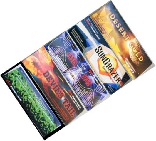 Mehrere Produktverpackungen für pyrotechnische Signaleffekte fächerförmig aufgefächert: Devils Tail, Sungrazer, Desert Gold und weitere Zink-Effekte