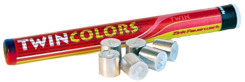 Rote Mörserbatterie Twincolors von Zink Feuerwerk mit fünf einzeln dargestellten Silberhülsen auf weißem Hintergrund
