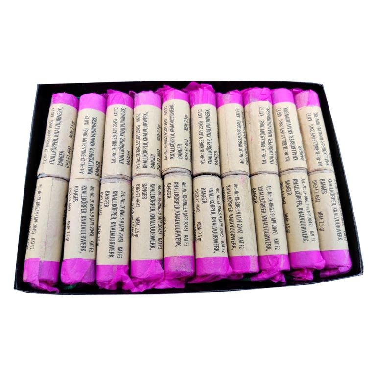 Schwarze Schachtel mit mehreren Knallkörper-Rollen in Beige mit pinken Papierumwicklungen, Aufschrift Banger KAT F2