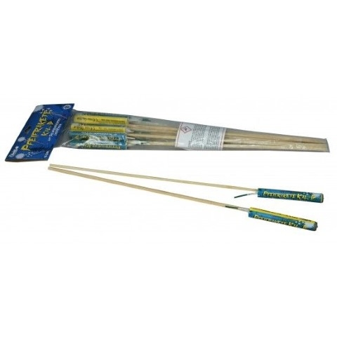 Pfeilraketen mit langen Holzstäben, zwei einzelne Raketen mit blau-grüner Zylinderhülle neben flacher Verpackung, klassische Feuerwerksraketen für Silvester
