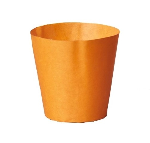 Orangefarbener konischer Papierbecher ohne Aufschrift, Freisteller auf weißem Hintergrund